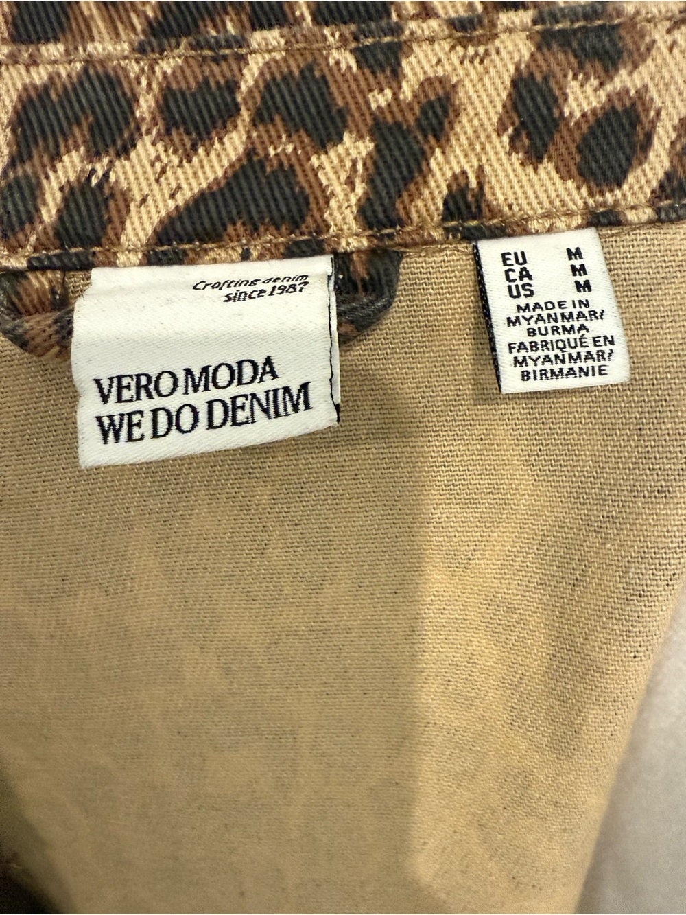 Vero Moda oversized denim jacket in washed leopard print Size Medium - Picture 5 of 12